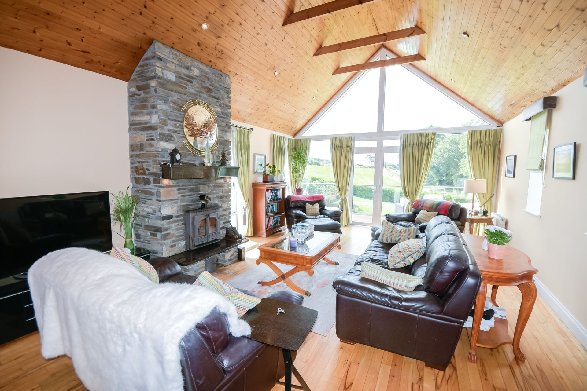  Toehead living room